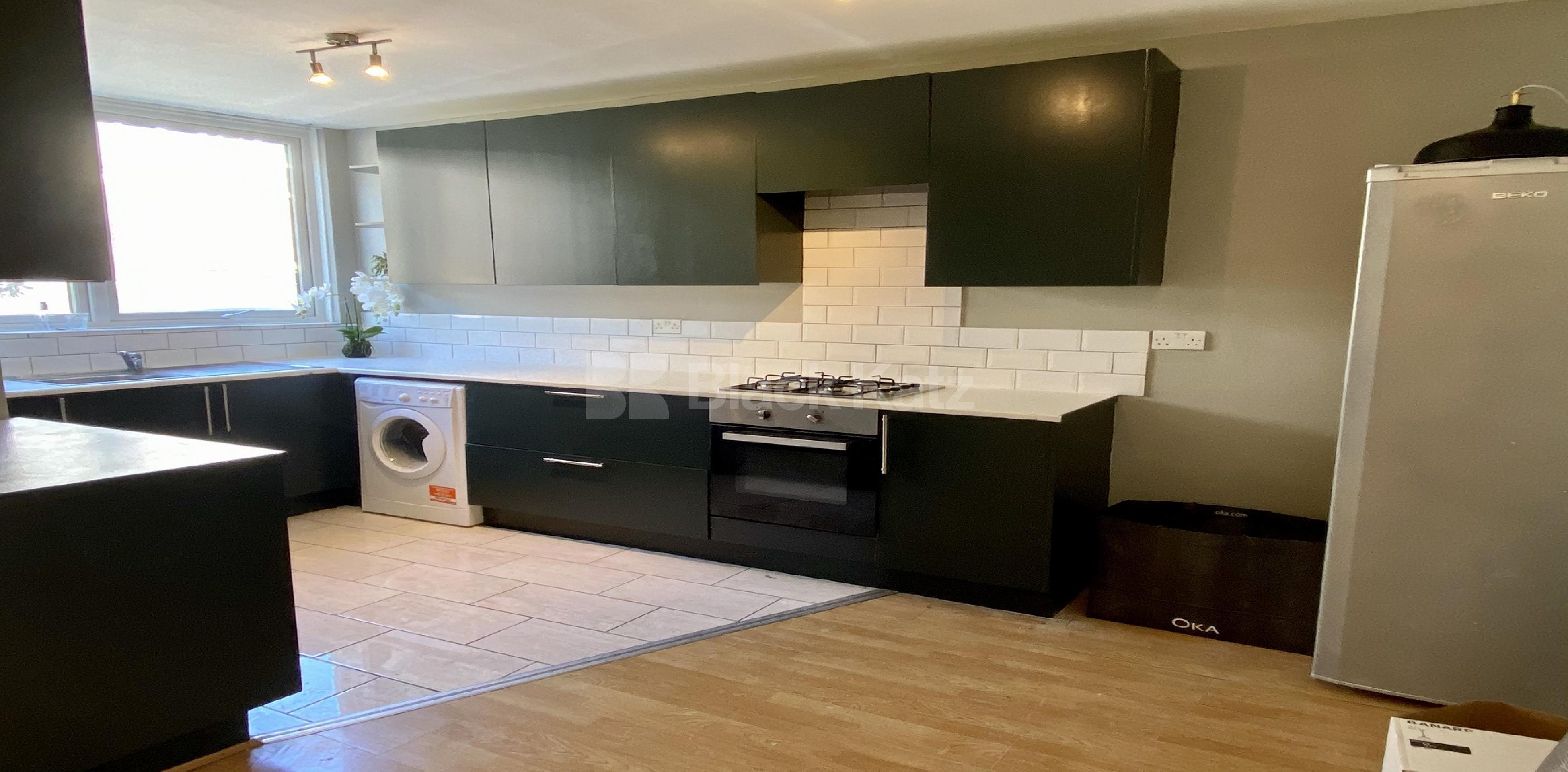 			LET , 4 Bedroom, 1 bath, 1 reception House			 Cottage Grove, Clapham North SW9